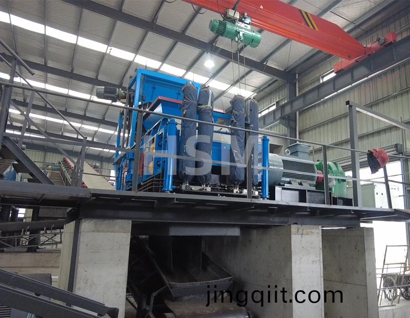 小型(xing)鵞(e)卵石(shi)_河卵石對(dui)輥破碎(sui)機(ji)生産(chan)線(xian)現場(chang)