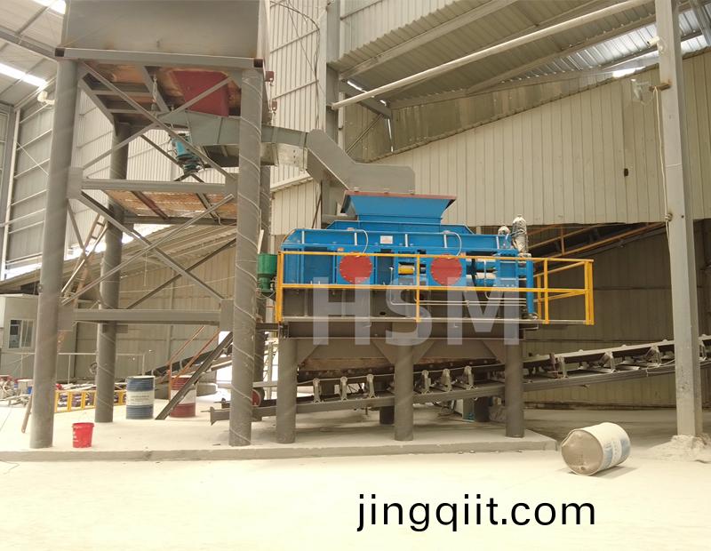 對輥破碎機(ji)破石(shi)英石(shi)試機現場